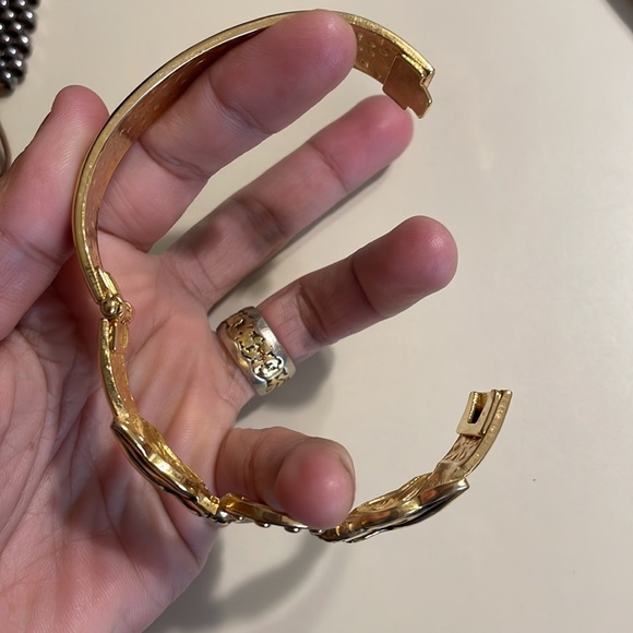 BOLD GOLDEN METAL AND BLACK PANTHER STYLE STATEMENT CLAMPER BANGLE CUFF BRACELET - Picture 3 of 7